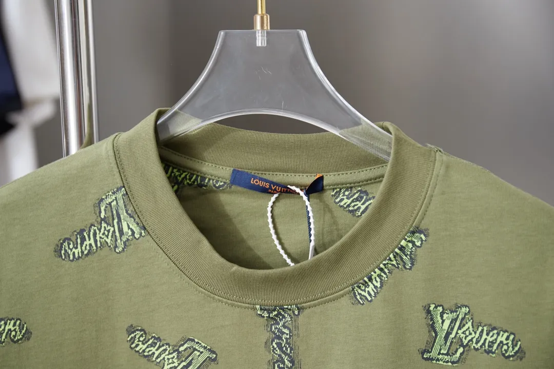 🅿️190 1V 25SS early spring new model Digitally printed letter short sleeves Light luxury essential item for daily commuting for men and women Correct version Welcome to compare Detailed features · 320g 100% pure cotton double yarn jersey fabric · Special thickened 32 pieces of double-strand 1X1 thread in the same cylinder custom dyeing · Positioned digital green LV letter logo printing · Double needle stitching and cross-stitching technology · Original main mark, washed tag, brand moisture-proof paper packaging Color: black/white/green Size: S/M/L/XL